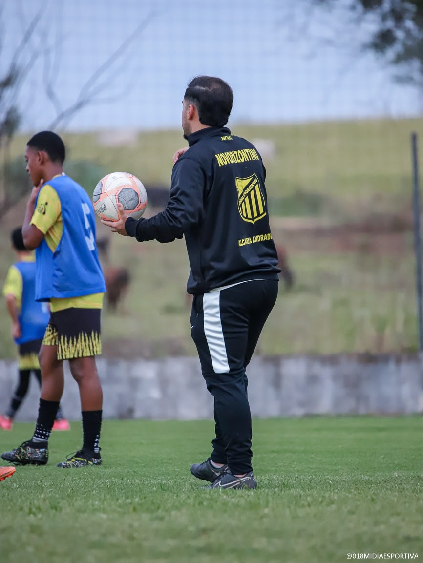 Comissão técnica da Basílio Sport Center orientando os alunos em campo