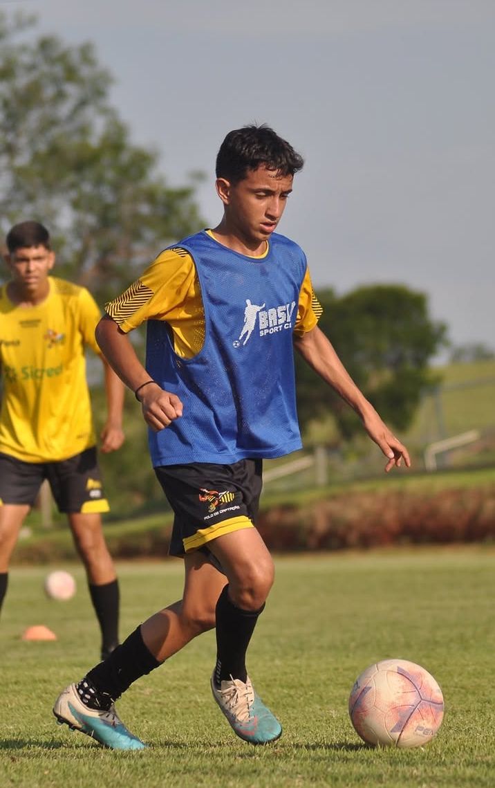 Aluno da Basílio Sport Center correndo com a bola durante o treino